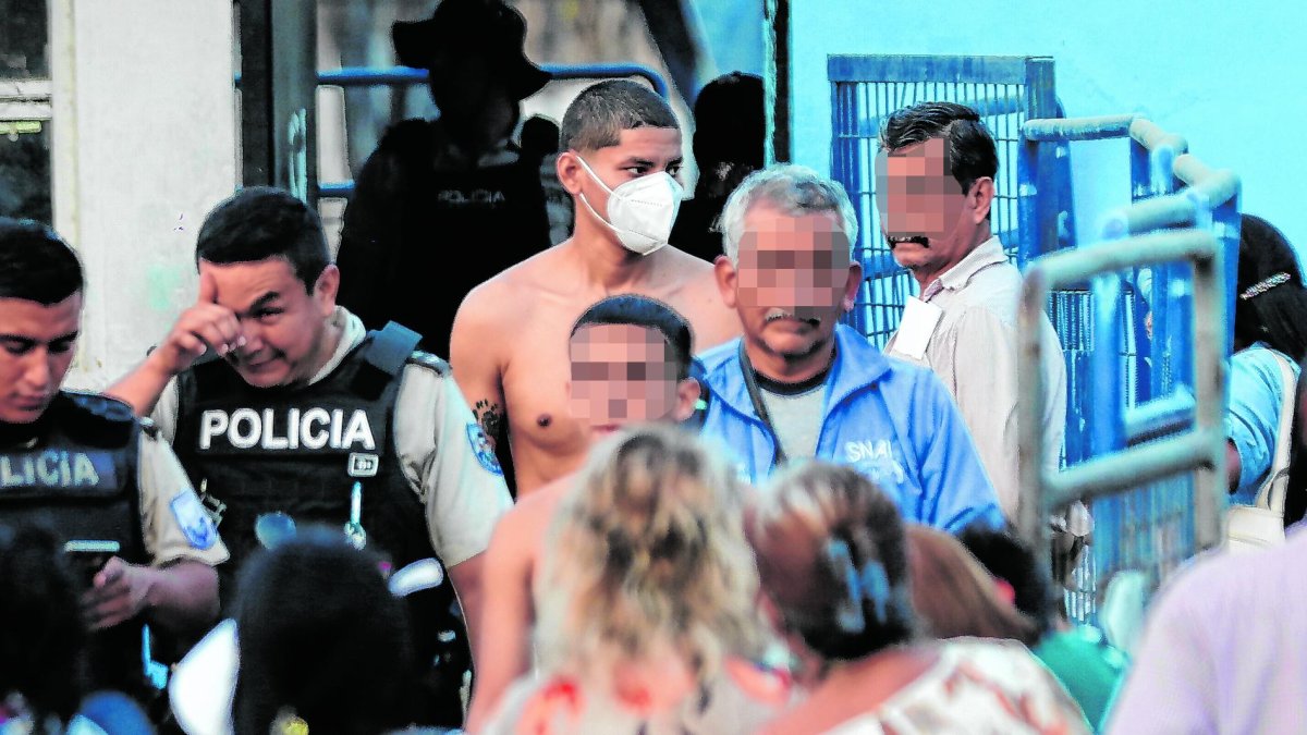 Los presos recién liberados prefieren dejar sus ropas porque estas están “llenitas de enfermedades”, como tuberculosis y cólera.