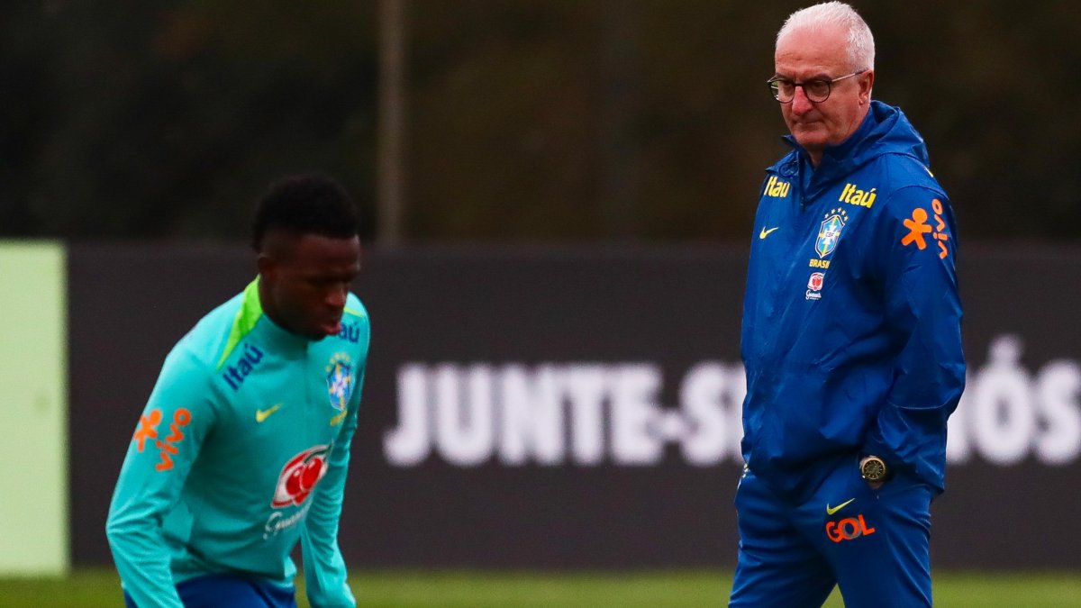 Vinícius y el ex entrenador de Brasil Dorival Junior.