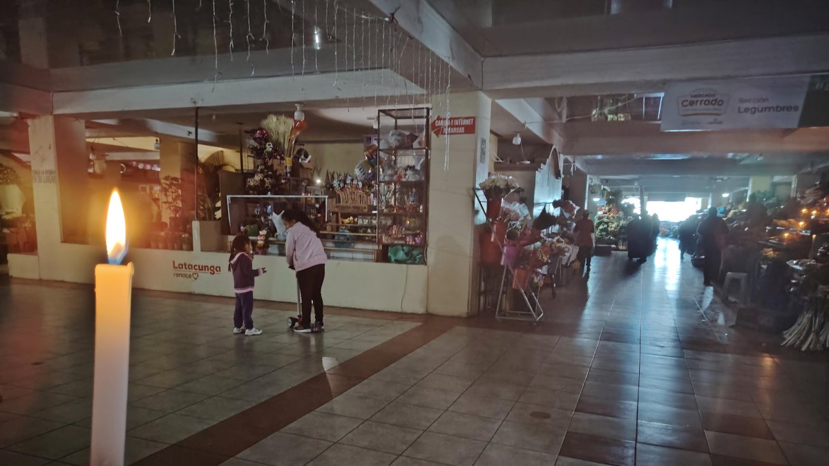 Comerciantes afectados en Latacunga por los apagones.