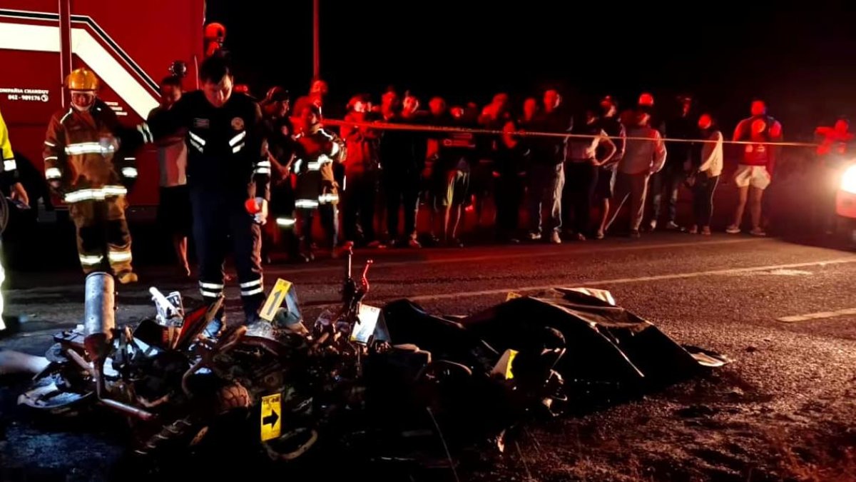 El accidente entre los motociclistas se produjo en un lugar oscuro.