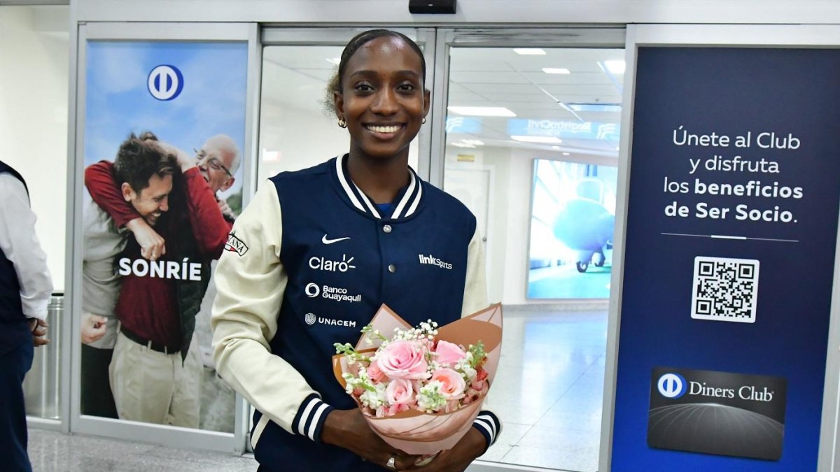 Kiara con un ramo de flores que le dieron en la bienvenida.