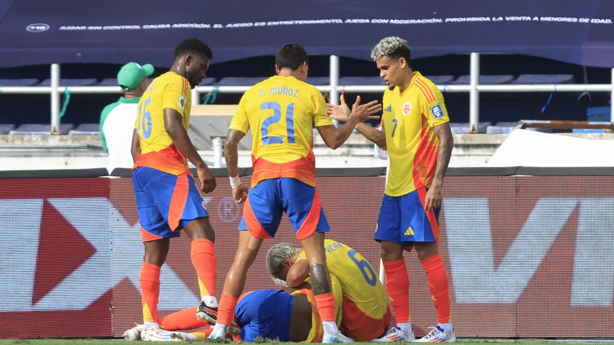 Jugadores de Colombia celebran el gol, en un partido de las eliminatorias sudamericanas para el Mundial de 2026 entre Colombia y Argentina en el estadio Metropolitano en Barranquilla (Colombia)