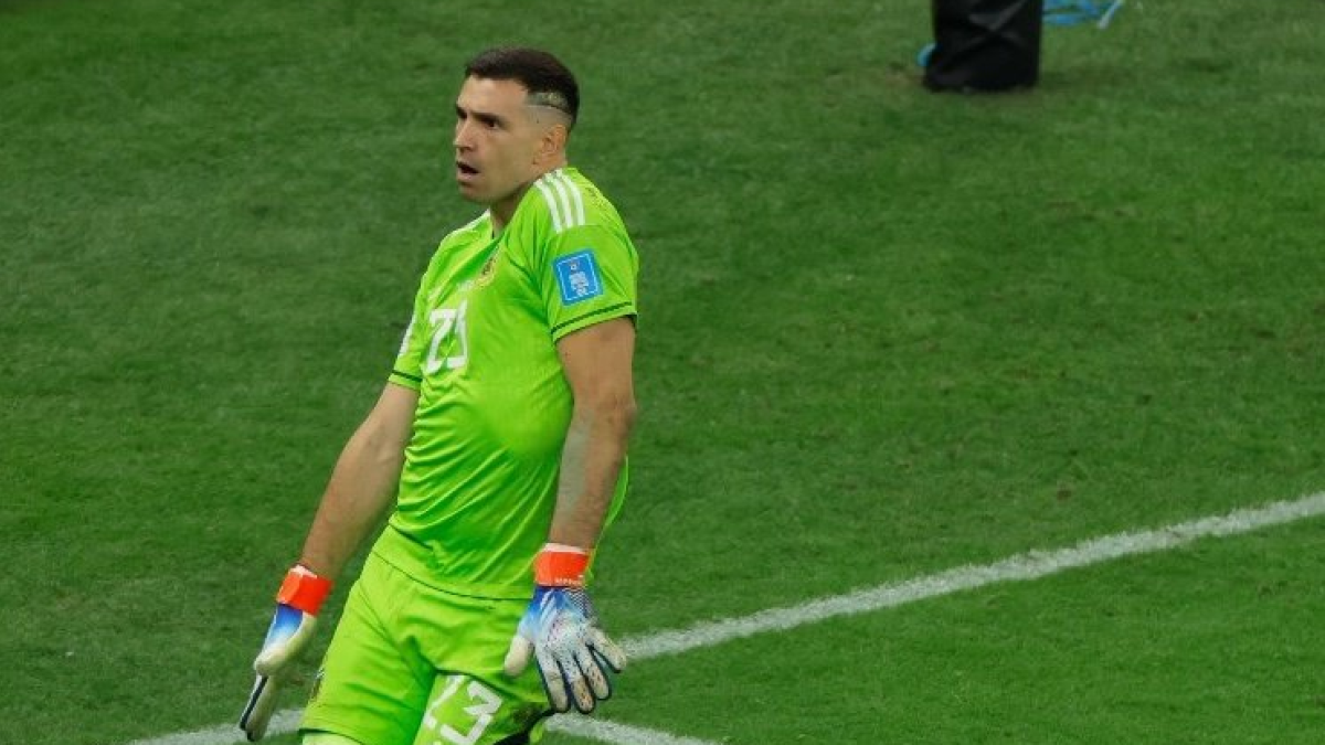 El portero Emiliano Martínez es señalado tras el golpe a una cámara en Colombia
