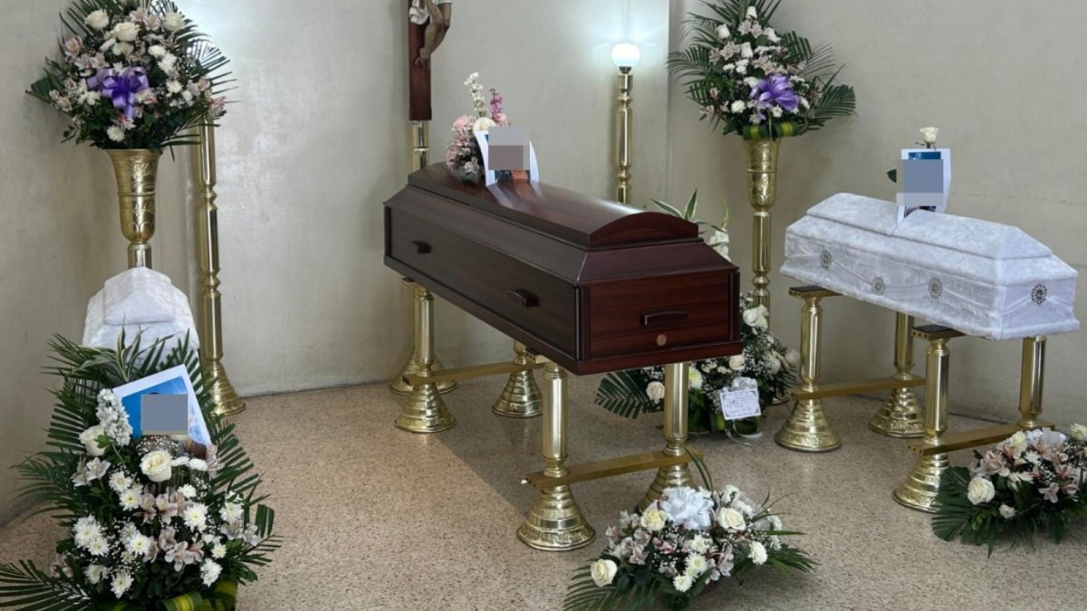 El féretro de Gabriela estaba en medio. A ella y sus hijas las velaron desde la noche del martes hasta ayer, cuando estaba previsto el sepelio.