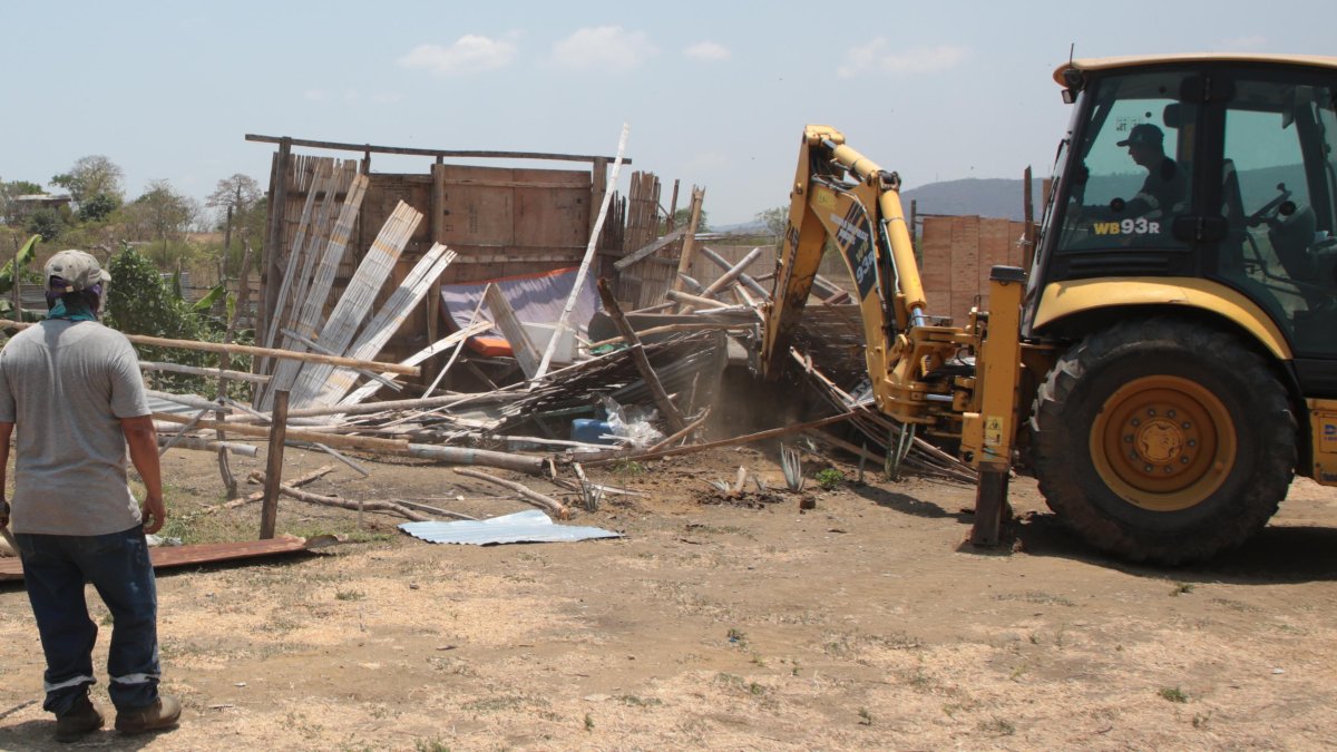 Maquinaria pesada destruye las casas de caña que se habían construido ilegalmente.