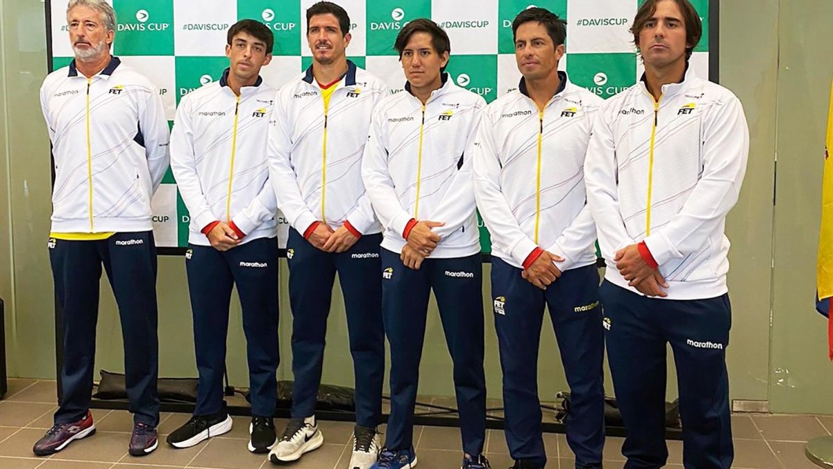 La plantilla ecuatoriana completa, durante el sorteo oficial, junto al capitán Raúl Viver.