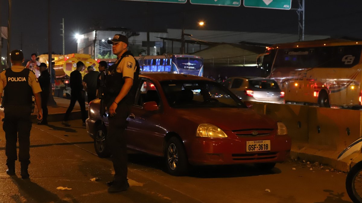 El vehículo quedó a unos dos kilómetros del centro carcelario, en la vía a Daule.