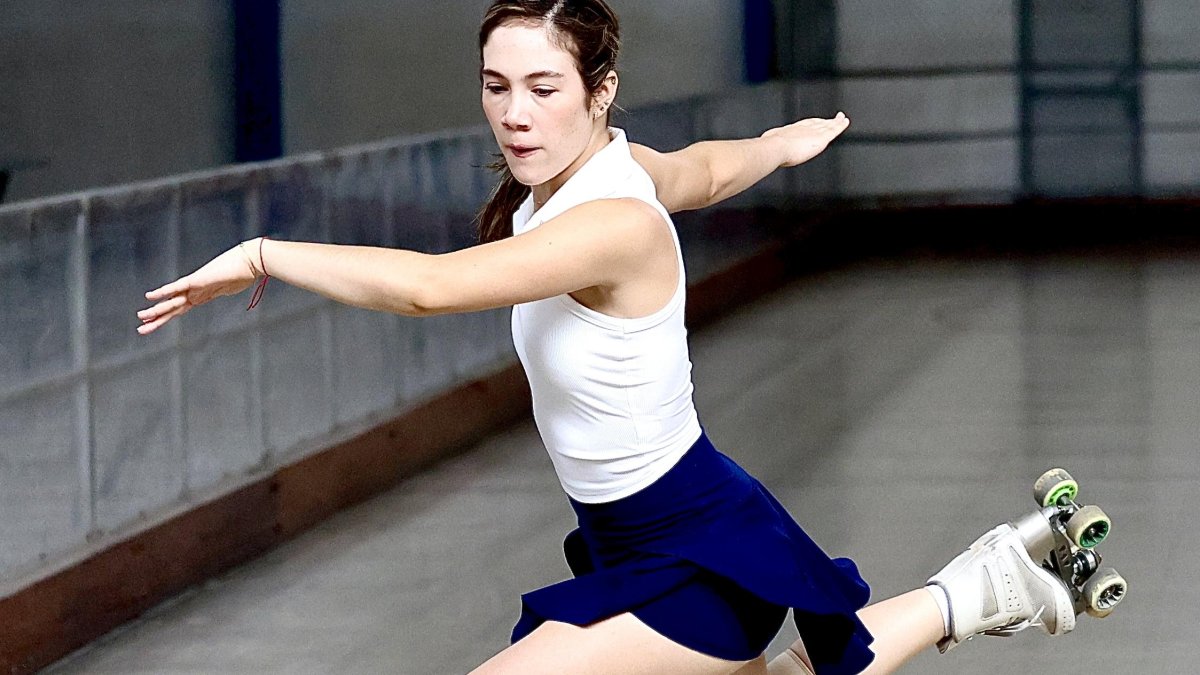 La patinadora de 22 años en una de sus últimas prácticas en Guayaquil antes de viajar al Mundial. Ya presentaba el vendaje de su dolencia en la pierna derecha.