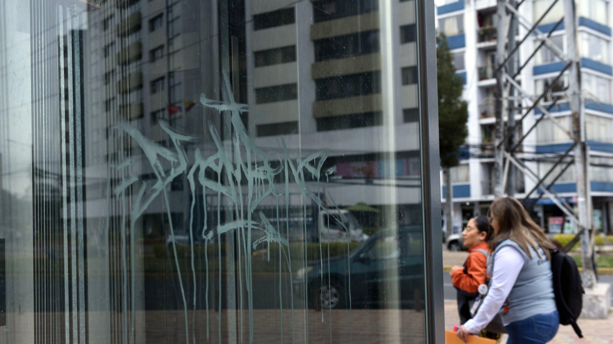 Este es el daño registrado sobre los vidrios que hacen parte de una estación del Metro de Quito.