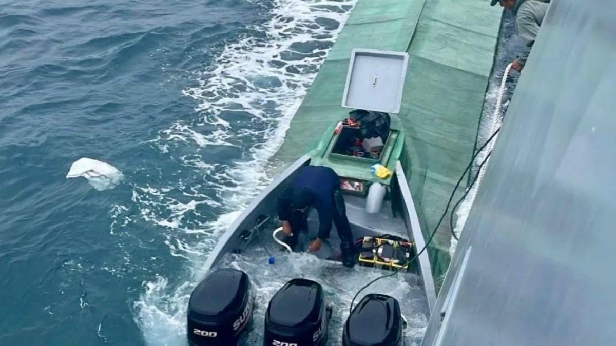 La nave tenía tres motores fuera de borda. Los bultos tenían un peso total de cuatro toneladas.