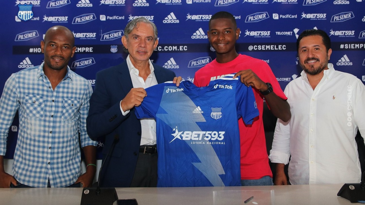 Óscar Bagüí (i) en la presentación de su hijo Diogo en el primer equipo de Emelec