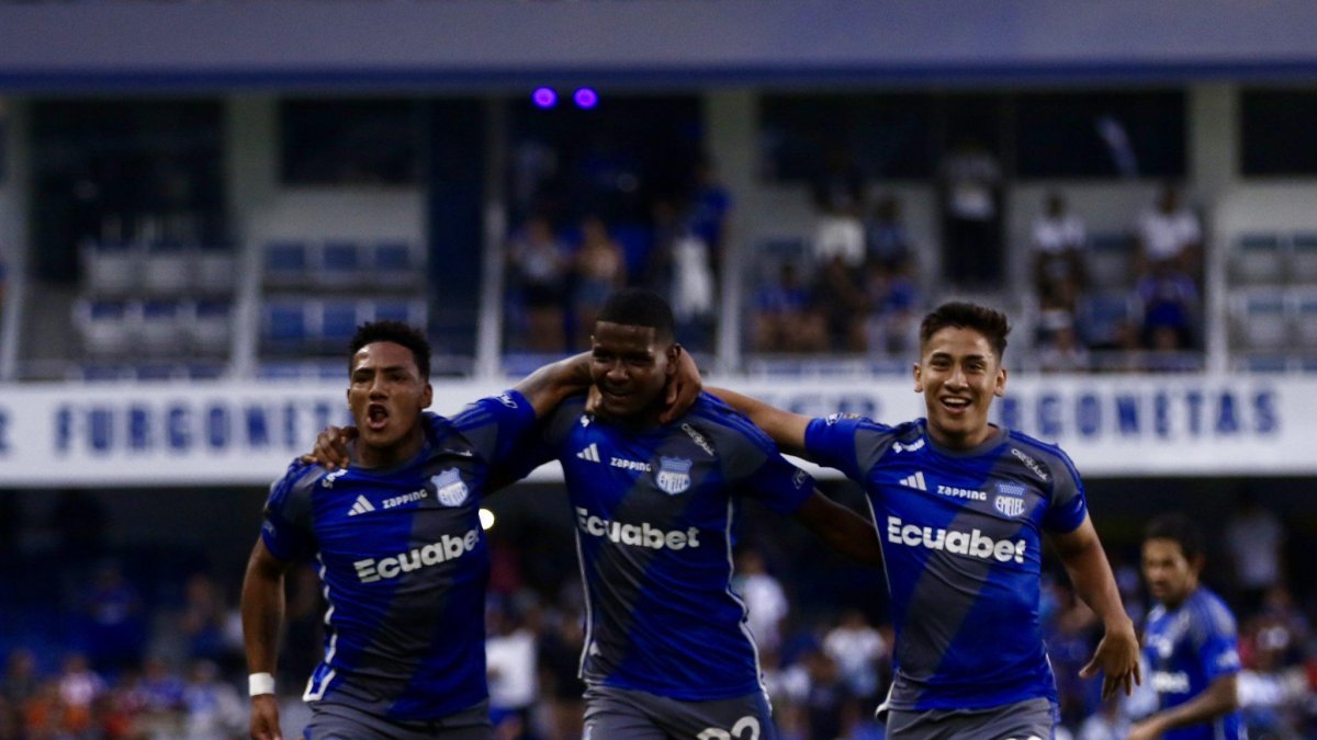 Diogo Bagüí (c) celebra su gol en el Capwell, junto a Tommy Chamba (d) y Ronny Borja