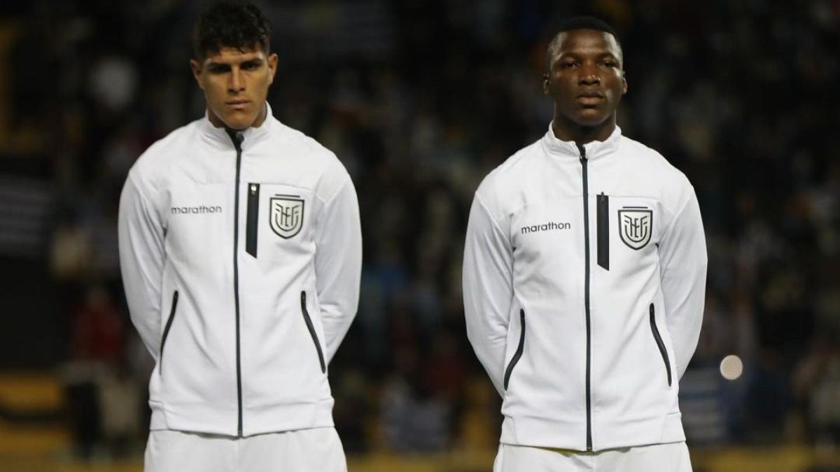 Moisés Caicedo (i) junto a Piero Hincapié en la selección ecuatoriana de fútbol