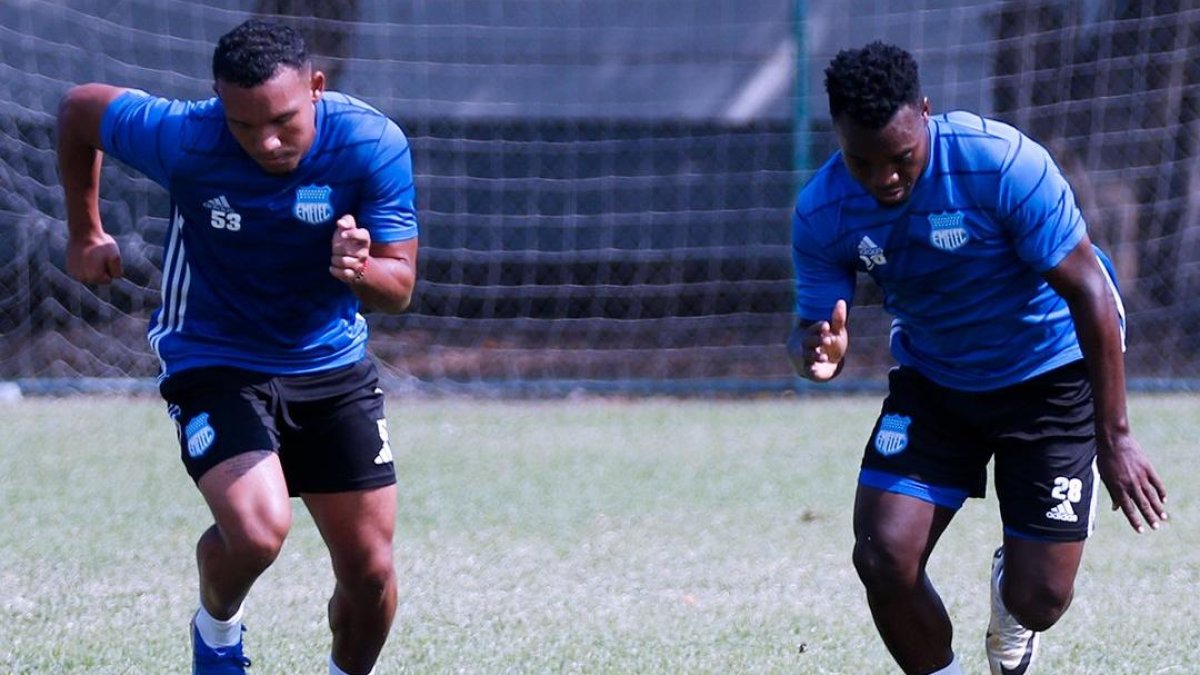 Elkin Muñoz (i), volante central del Emelec, volvería al rol titular luego de cumplir su sanción por expulsión ante Independiente del Valle, en la fecha 6.