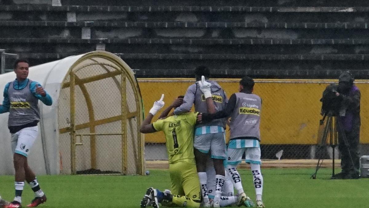 Alexis Ever Lemos Castillo, el guardameta de Cumbayá, de festejo.