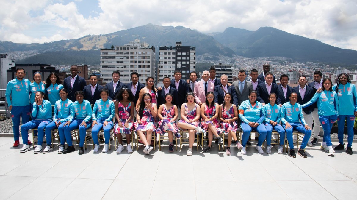 La delegación nacional integrada por deportistas especiales y regulares posaron en la presentación oficial.