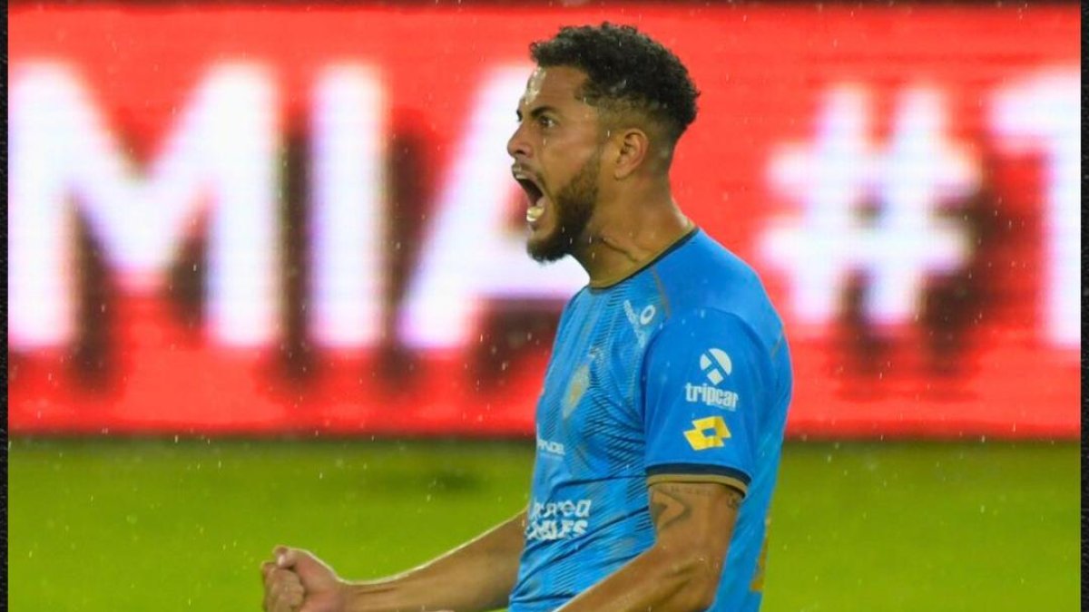 Charles Vélez hizo el penal de la clasificación de El Nacional.