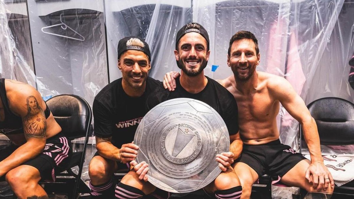 Leonardo Campana (c) celebra la MLS Supporters' Shield junto a Luis Suárez y Lionel Messi.
