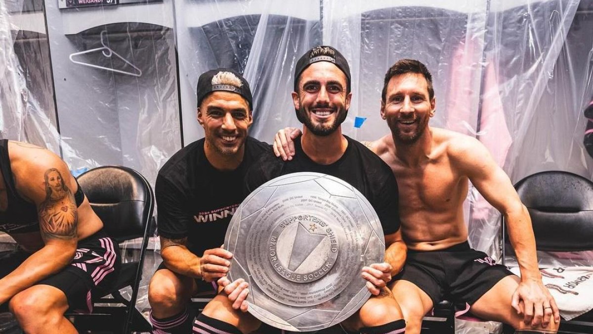 El ex Barcelona Leonardo Campana junto a Luis Suárez y Lionel Messi.