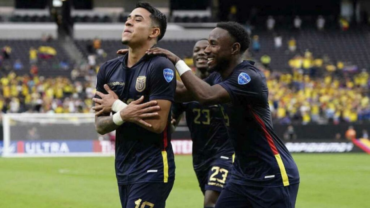 Kendry Páez en la celebración de gol con la selección ecuatoriana de fútbol