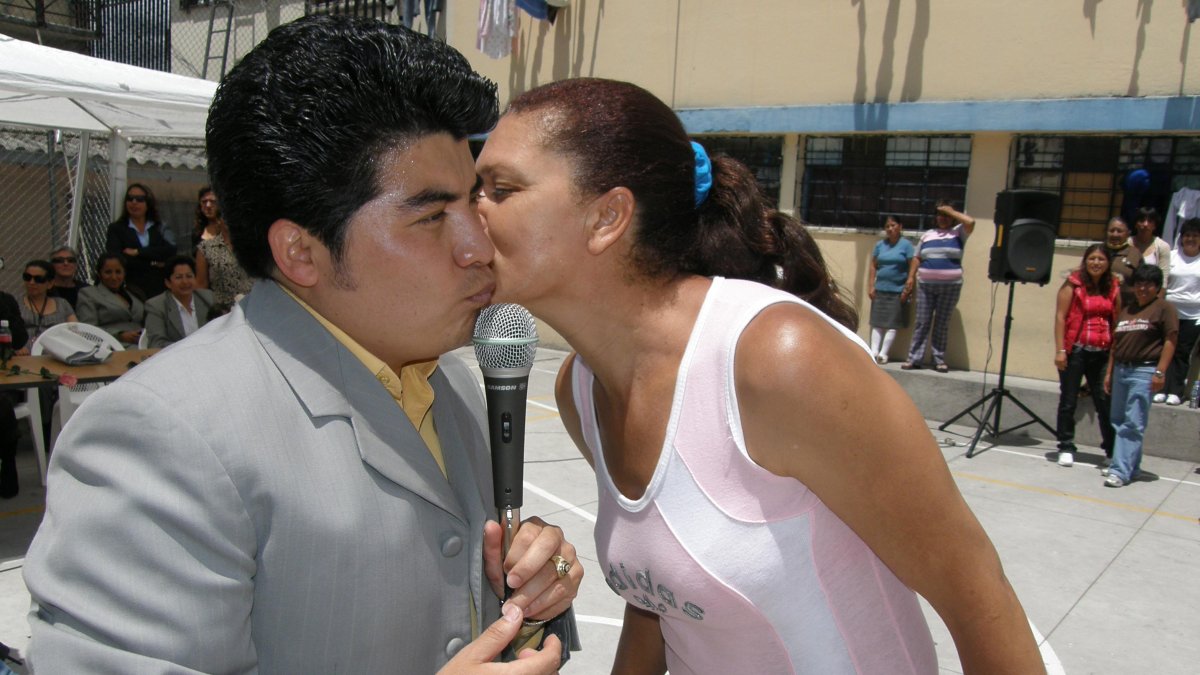 Gerardo en una presentación en el 2010, cuando una fanática se acercó a darle un beso.