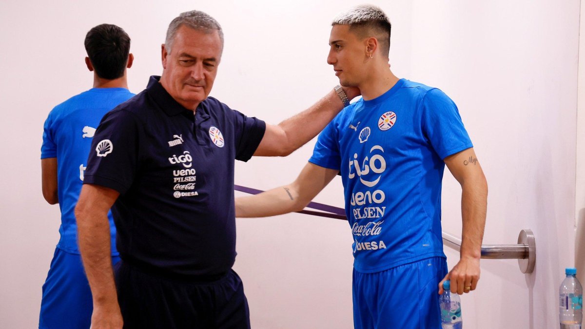 Gustavo Alfaro y la selección de Paraguay trabajando en Quito.