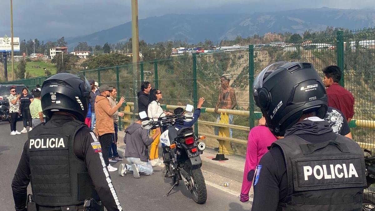 El tipo estuvo parado en la baranda del puente Chiche, oriente de Quito.