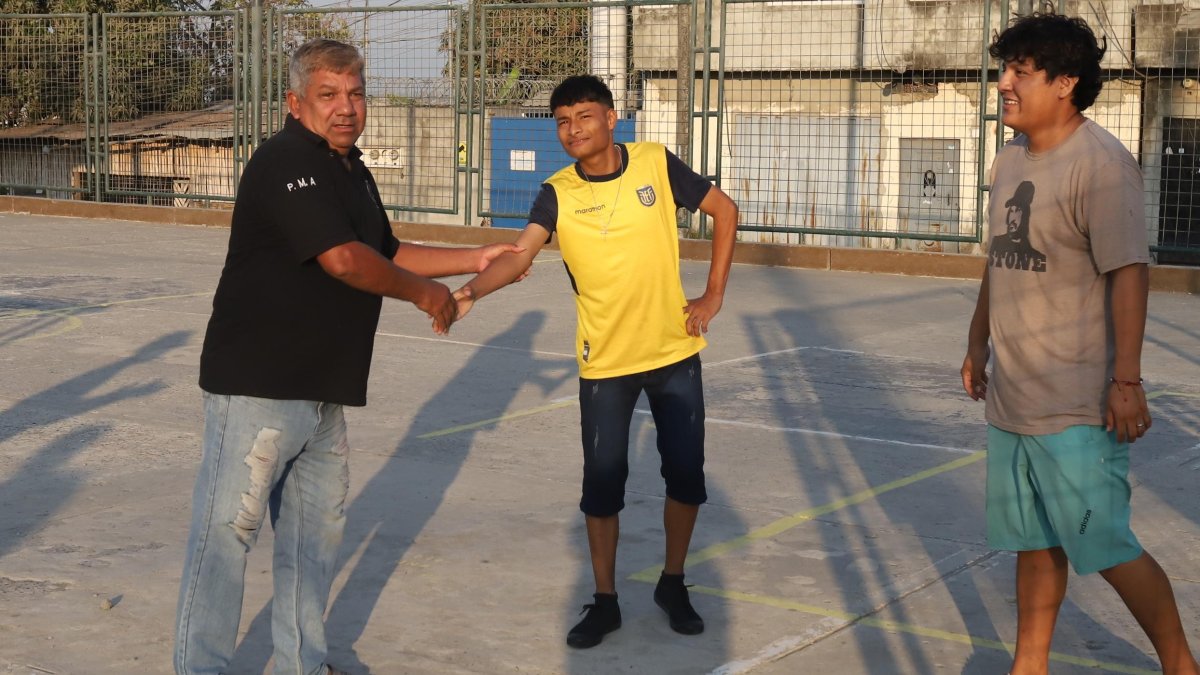 Don ‘Da’ es recibido como estrella de rock en cada uno de sus recorridos por su barrio .