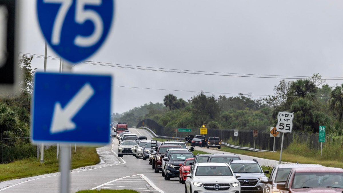 Antes de la esperada llegada a tierra del huracán Milton, una gran corriente de tráfico de evacuación se mueve lentamente hacia el sur desde el noroeste de Florida