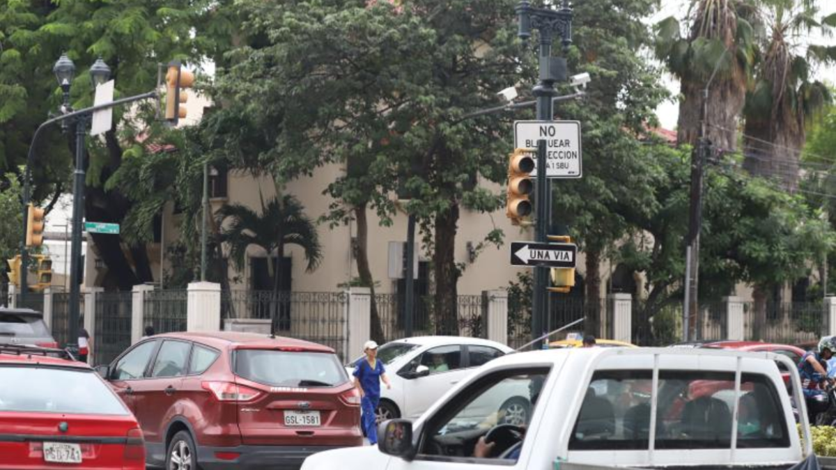 Semáforos sin energía eléctrica en Guayaquil.