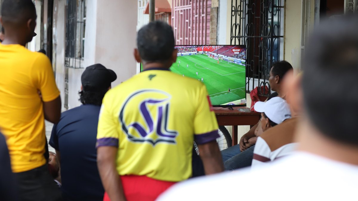 En una vivienda en la calle 38 y Sedalana, sacaron un televisor para ver el partido.