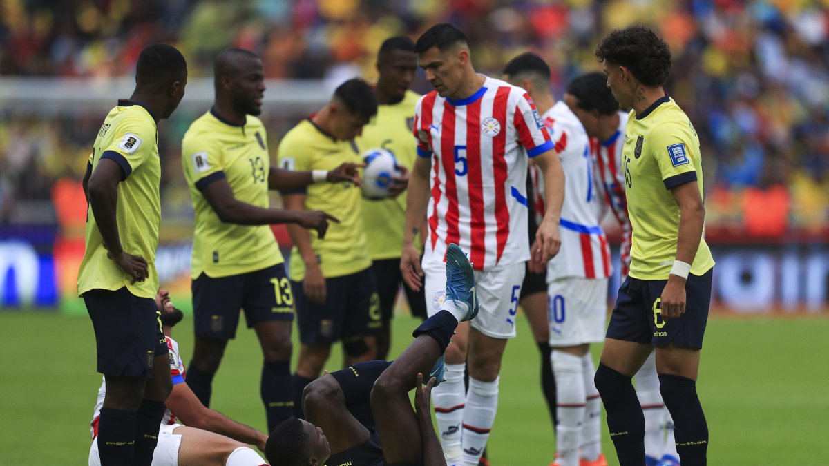 Moisés Caicedo (abajo) de Ecuador se lamenta luego de una falta en el partido de las eliminatorias sudamericanas para el Mundial de 2026 ante Paraguay