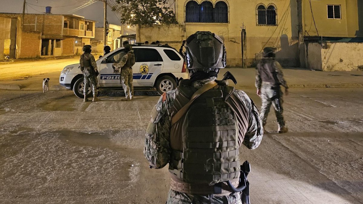 Varios bombardeos y un coche bomba fue detonado en el puerto de Machala.