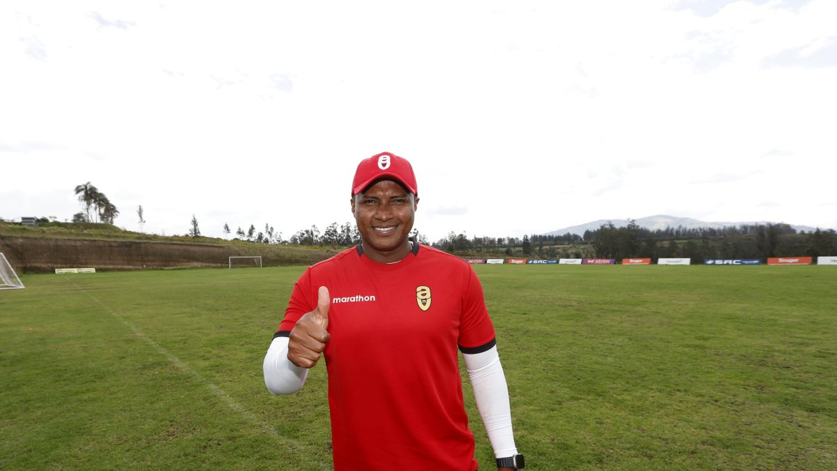 Antonio Valencia se desempeña actualmente como entrenador y dirigente de su equipo: AV25, plantilla que milita en Segunda Categoría.