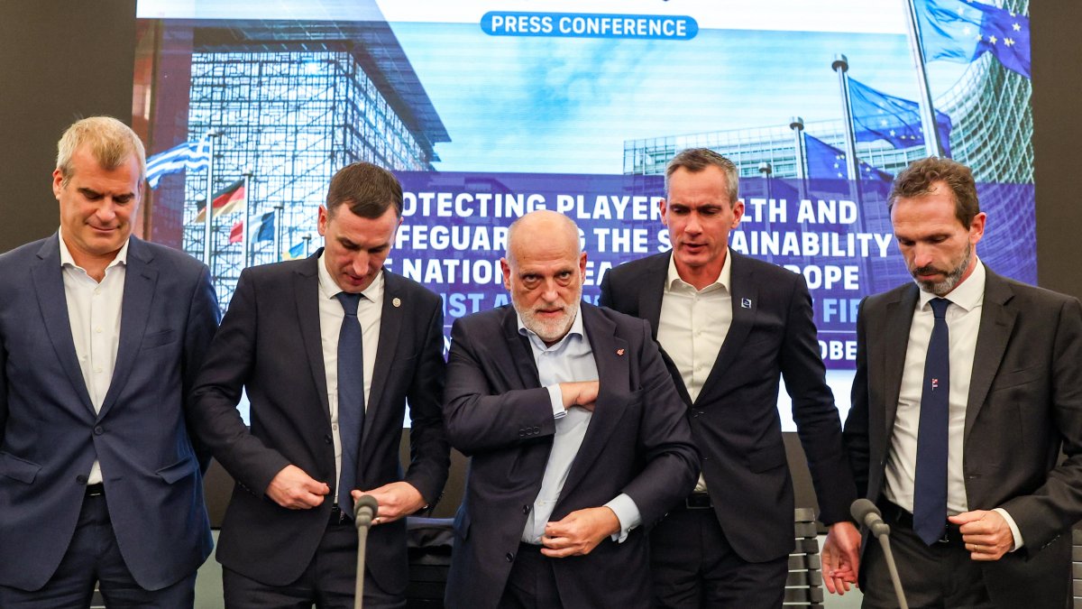 LaLiga con su presidente Javier Tebas (c) durante la reunión con más directivos de ligas europeas y la Federación Internacional de Futbolistas Profesionales (FIFPro).