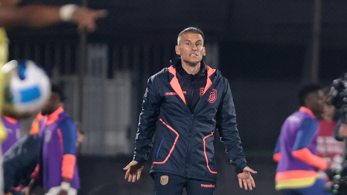 El entrenador de Ecuador Sebastián Beccacece en el estadio de Montevideo