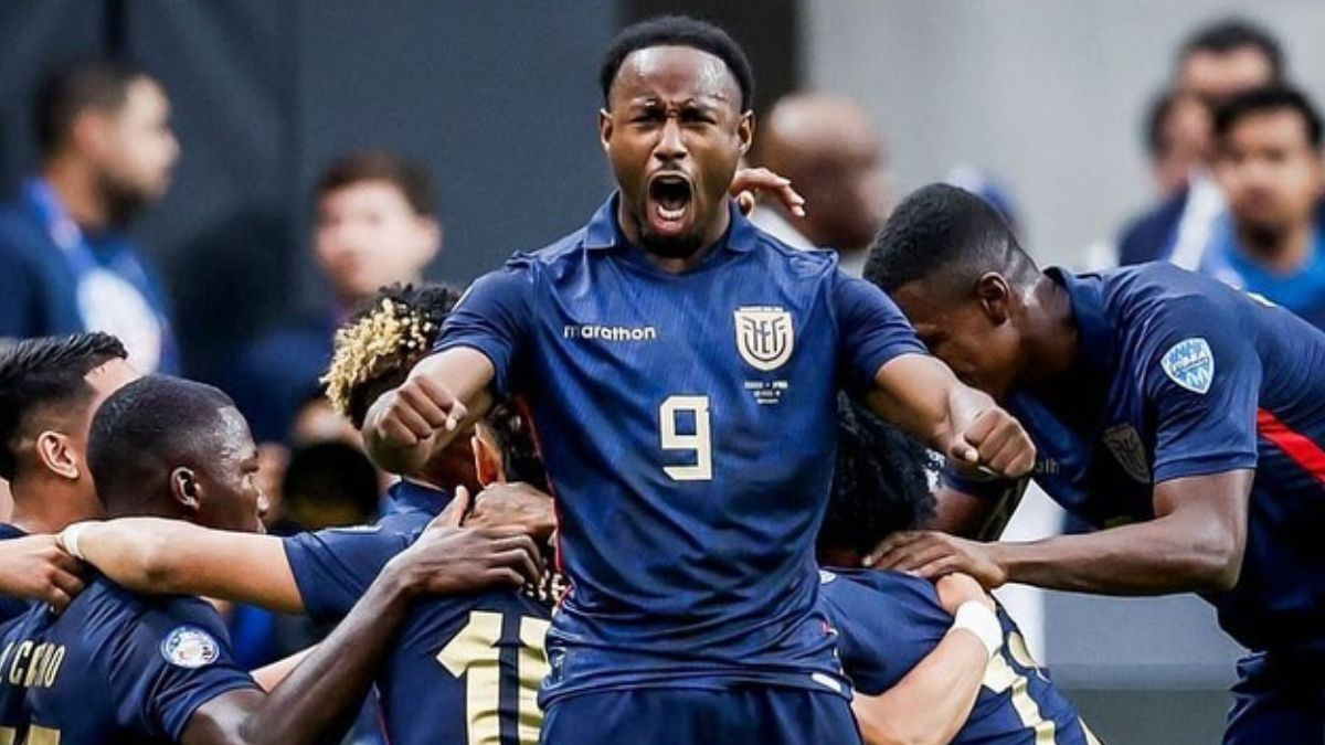John Yeboah en la celebración de gol con la camiseta de la selección de Ecuador