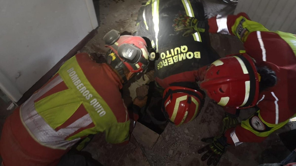 Los bomberos llevaron maquinaria pesada para romper el piso y sacar a los sospechosos.