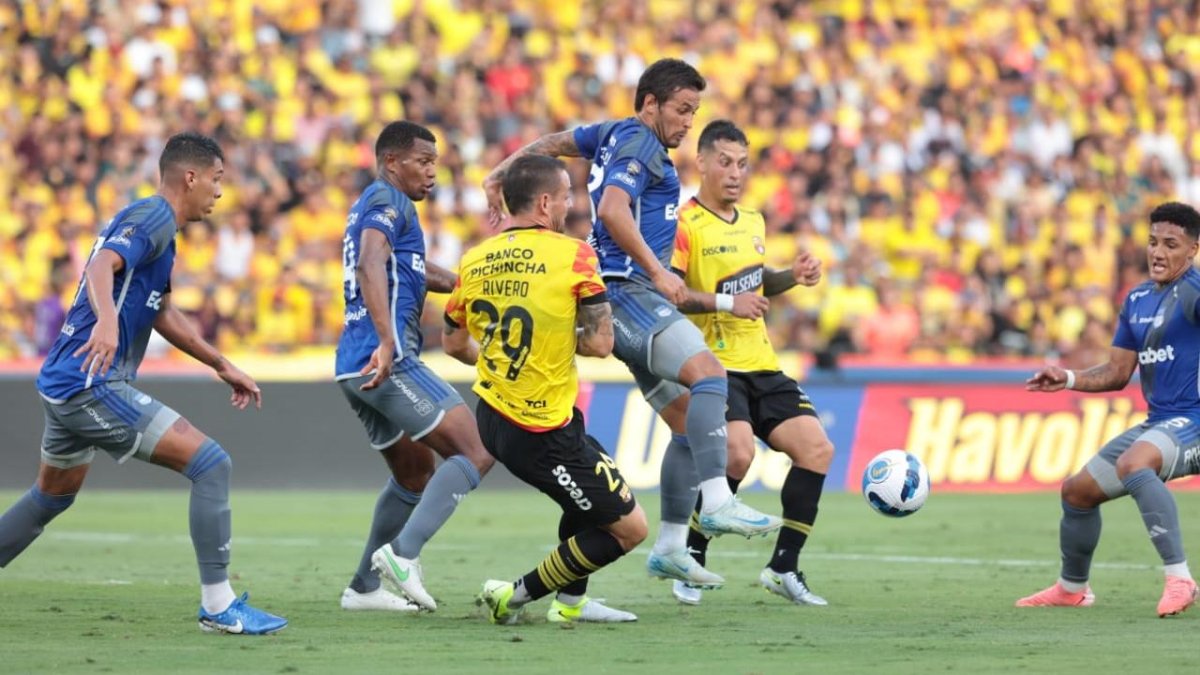 Barcelona y Emelec disputan el Clásico del Astillero 235 del fútbol ecuatoriano.