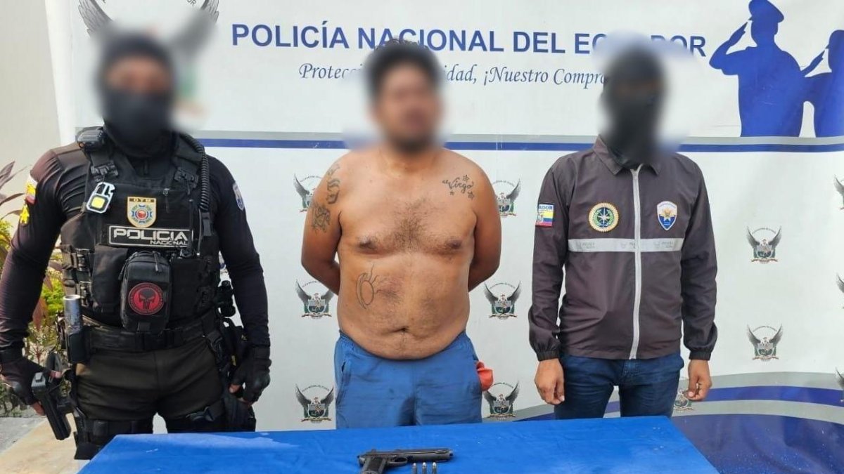 Uno de los detenidos es un hombre que, de acuerdo con datos policiales, formaría parte del grupo delictivo Los Lobos. Fue encontrado en una vivienda.