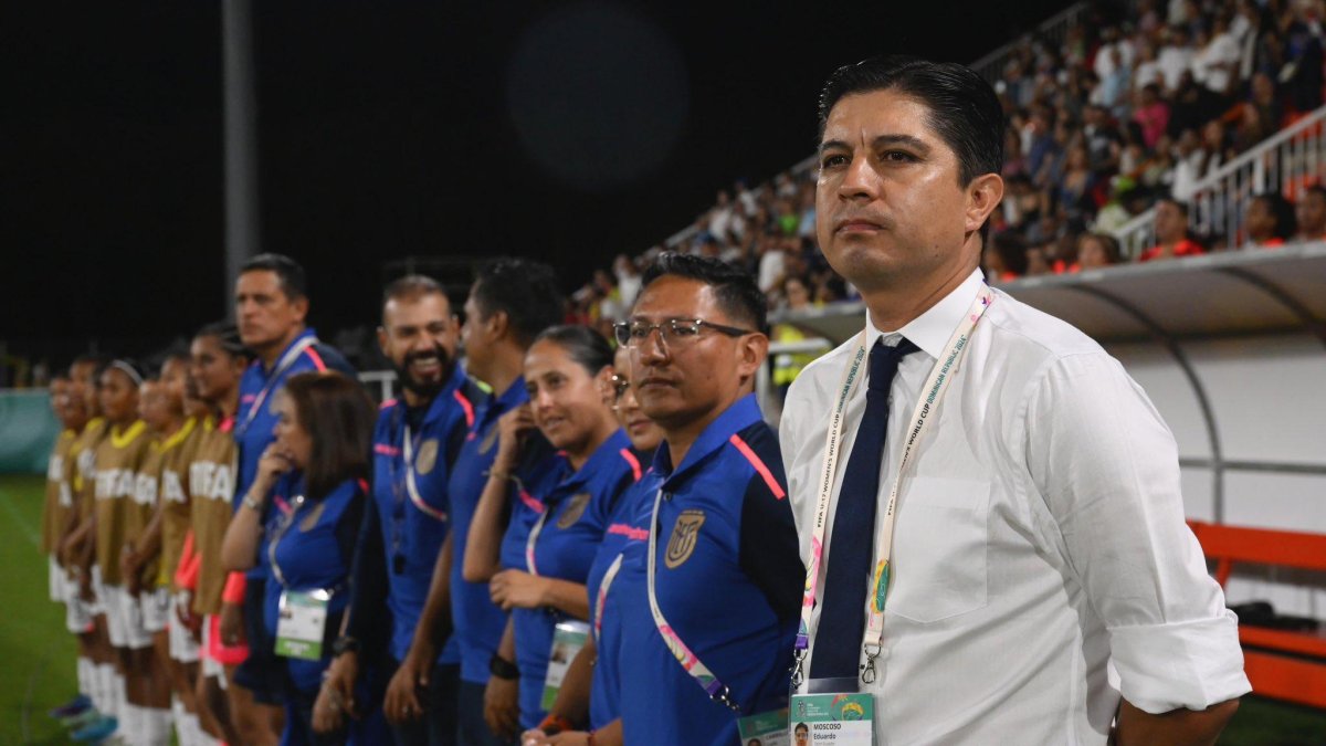 Eduardo Moscoso (camisa blanca) es el entrenador de Ecuador en el Mundial sub 17.