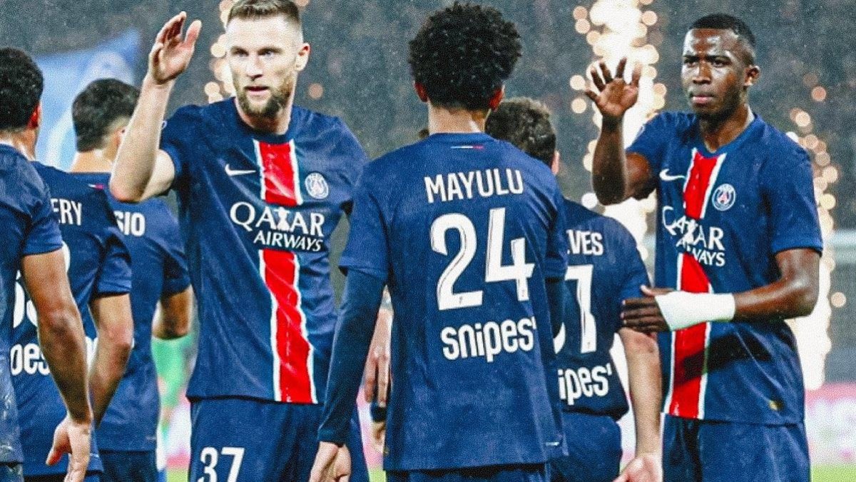 Jugadores de París Saint-Germain celebran el triunfo en Champions League