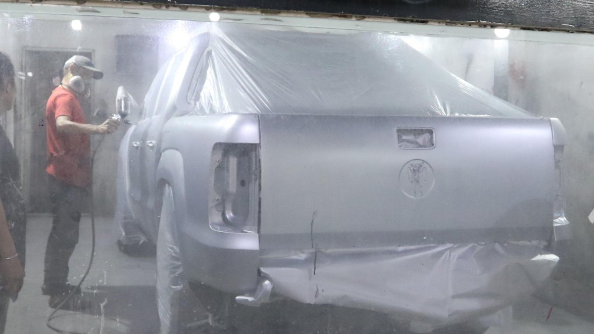 La pintura electroestática o al horno se debe someter a altas temperaturas para que quede curada y bien fijada en el vehículo.