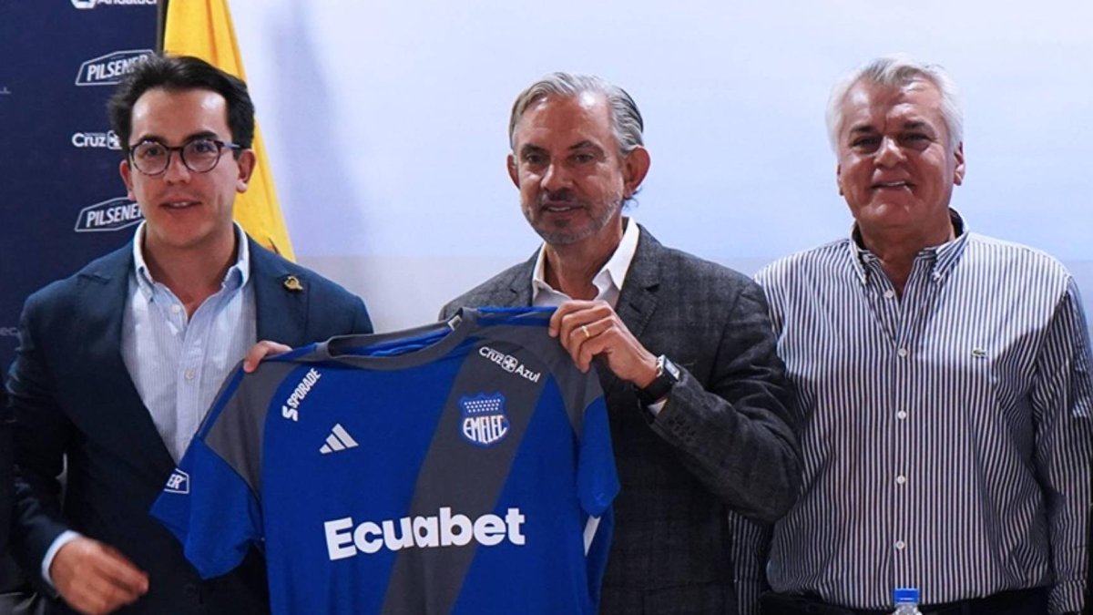 César Avilés (d) fue el encargado de dirigir a Emelec tras la renuncia de José Pileggi (c).