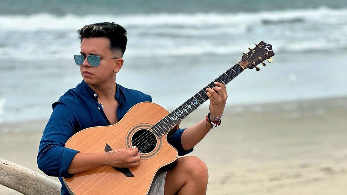 Maykel es un cantante manabita que incursionó en la música desde niño.