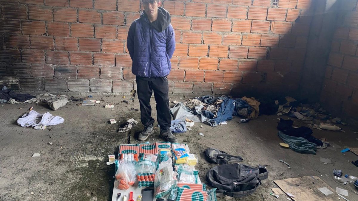 El sospechoso fue detenido en un predio abandonado, con las evidencias que lo vincularían al robo cometido en el norte de Quito.