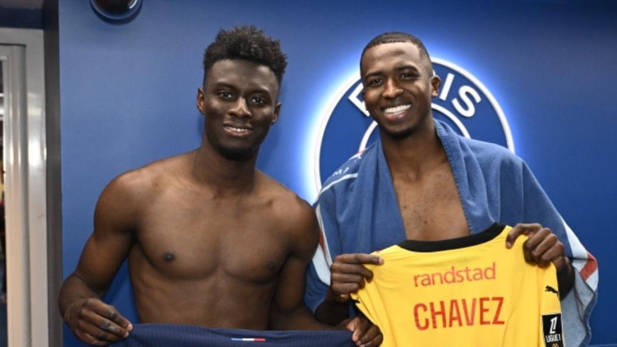 Willian Pacho (d) y Jhoanner Chávez intercambiaron camisetas al final del compromiso.