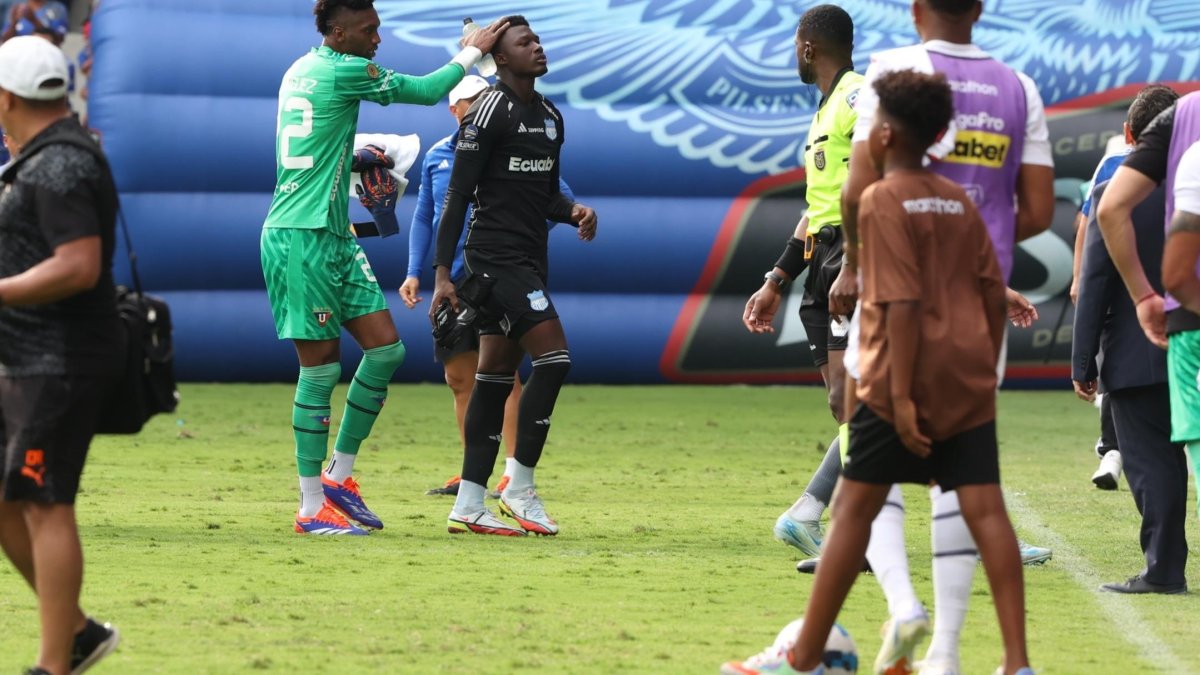 Gilmar Napa fue consolado por Alexander Domínguez al término del primer tiempo.