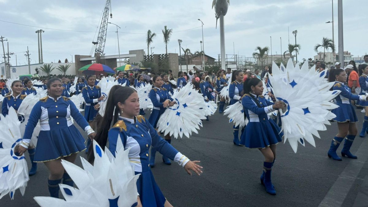 La mañana de este 4 de noviembre se llevó a cabo un colorido y artístico desfile cívico-estudiantil.