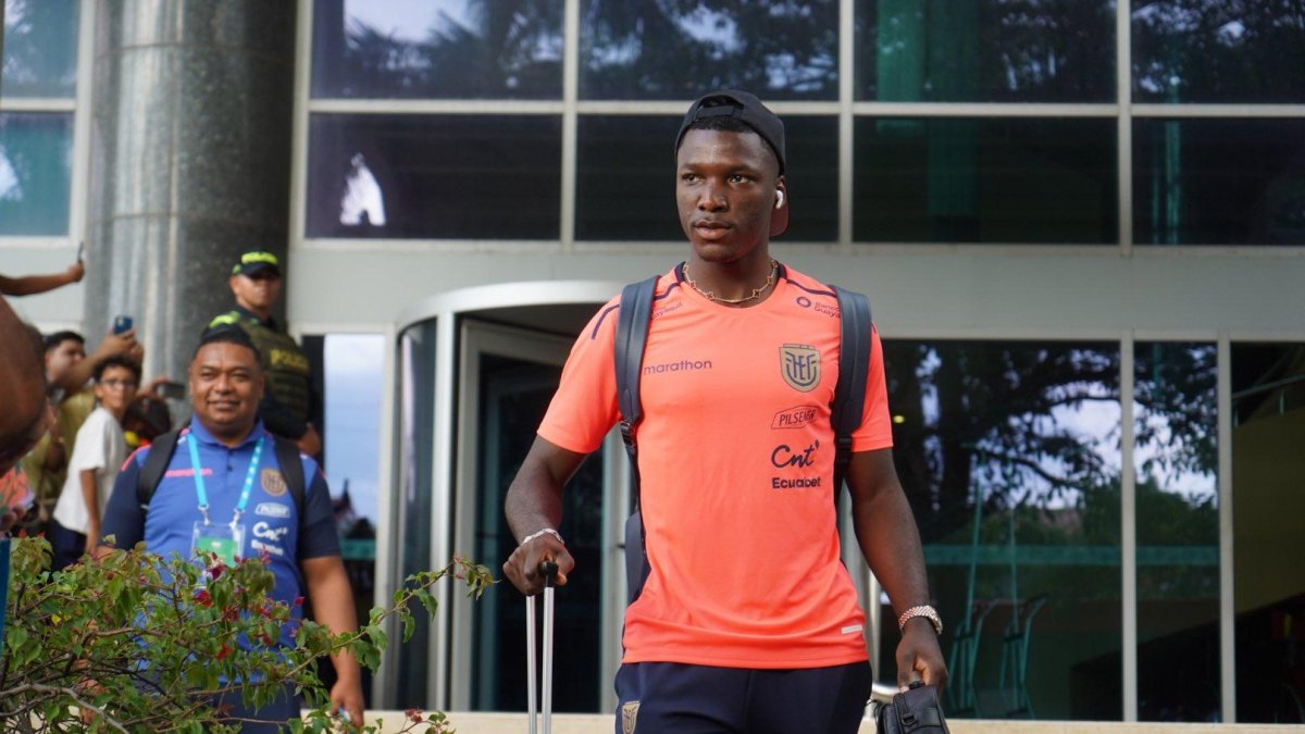 Moisés Caicedo cuando dejaba el hotel para ir al estadio Metropolitano.
